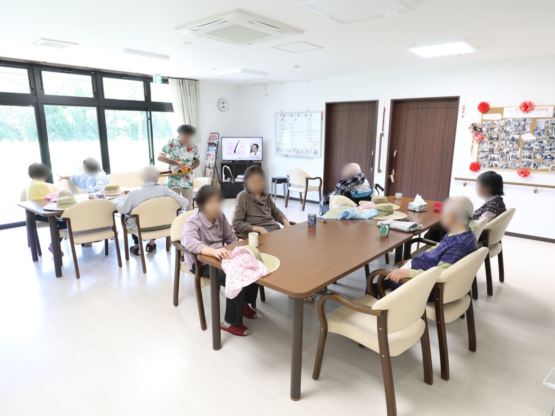 食堂には外が見渡せる大きな窓があり、日当たりが良く開放感がある。室内を広々と使用しているので、通路も広く利用しやすい造りになっている。