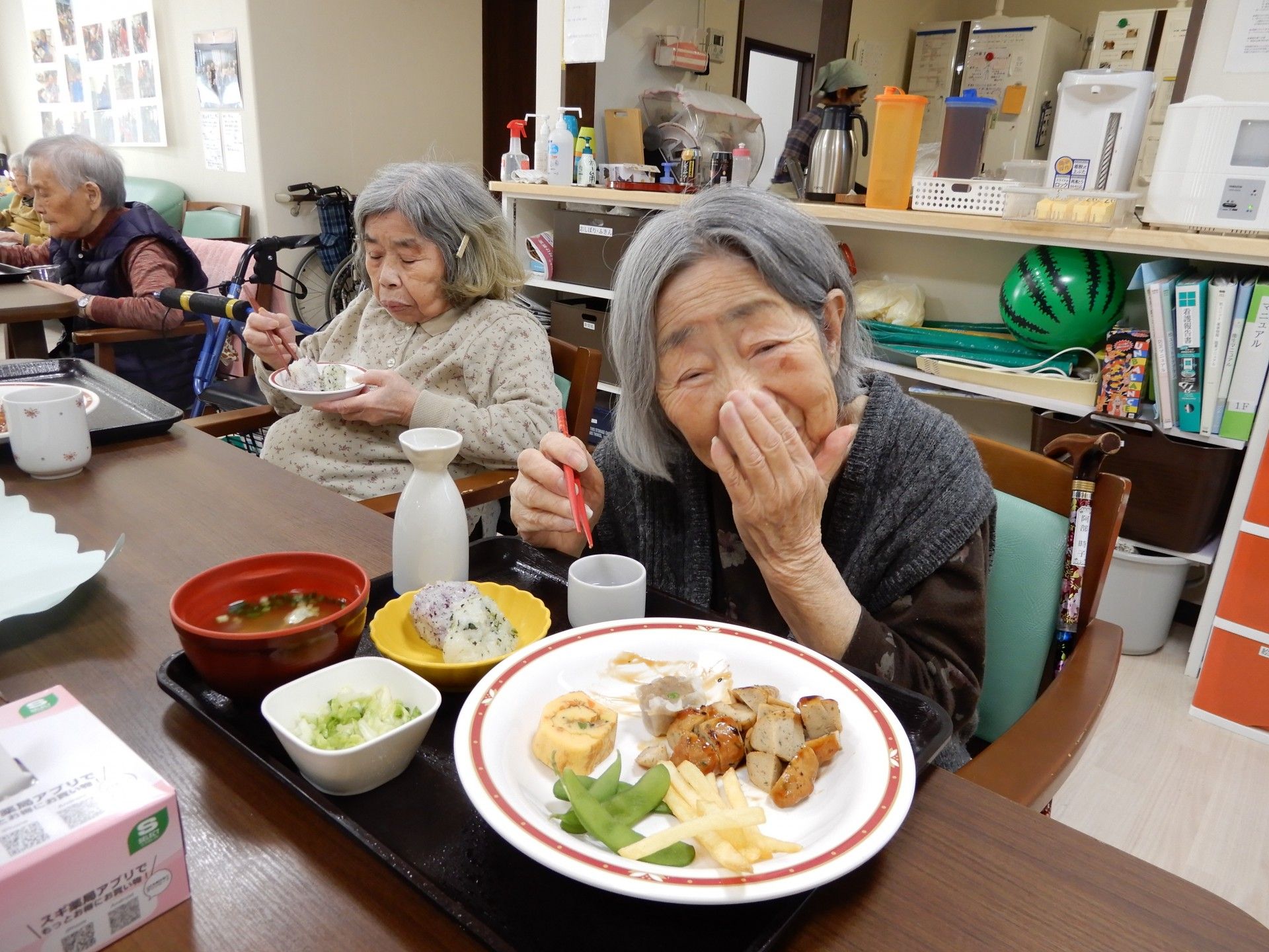 食堂で食事をとるご入居者さま