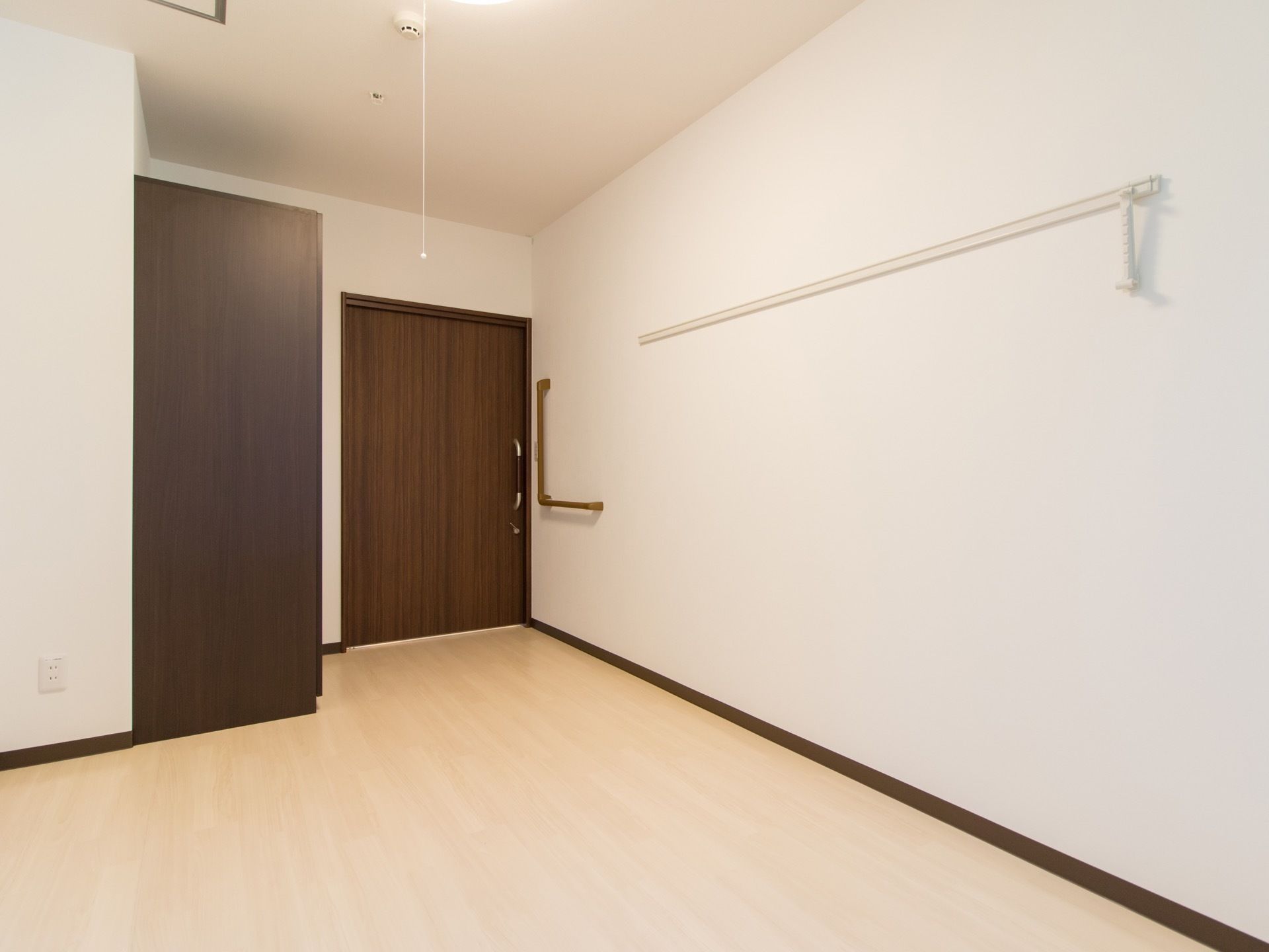 居室は白いフローリングの床となっている。ドアはスライド式で、部屋に入ってすぐのところに手すりが設置されている。