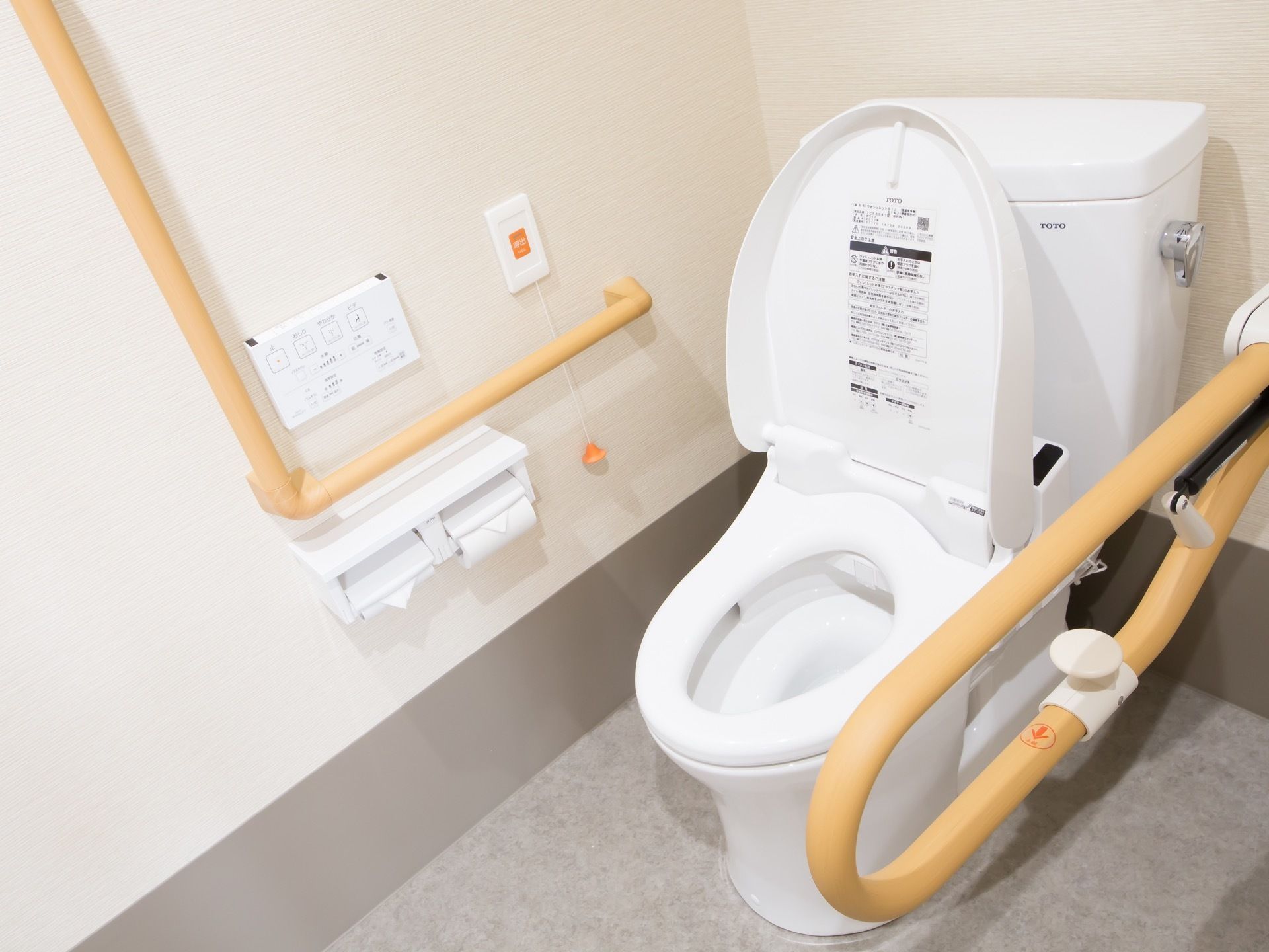 壁にはL字型の手すりが用意されており、緊急呼び出しボタンが備わっている。ペーパーホルダーが2つ設置されている。