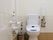 ゆとりあるスペースを確保したトイレになっている。呼び出しボタンが壁にあり、いざという時すぐにスタッフに連絡をすることができる。