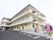 3階建ての施設には多くの居室があり、非常用らせん階段がある。施設に入る道は広く、車でも容易に玄関前に寄せることができる。