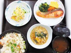 焼き魚と炊き込みご飯のセット
