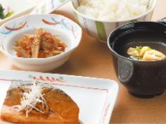 一汁三菜の献立で栄養バランスを考慮し、色彩豊かな食事メニューである。器や盛り付けにも心配りを大切に用意されている。