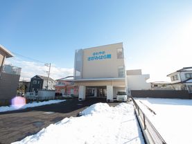 ３階建ての介護付き老人ホームである。昨夜の雪がまだ残っているが施設前の道路はきれいに整備されている。