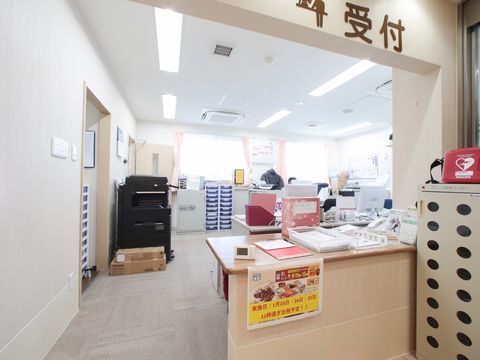 奥のほうまで中の様子がよく見渡せる、施設の受付カウンター