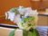 館内に目を楽しませてくれる、季節の花が置かれている。薄紫や青、白などバランスを考え上手に生けられている。