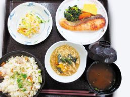 炊き込みご飯と味噌汁、焼き魚やサラダが付いたメニュー