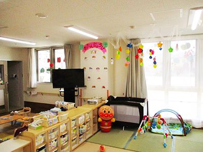 天井にカラフルなモビールが飾られており、お昼寝の時間も楽しく過ごせる工夫がされている。安全のため、フロアの半分が畳になっている。