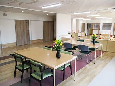 通路との壁がほとんどなく、開放的な空間になっている。車椅子をご利用の方が移動しやすいように、テーブル間は余裕をもって配置されている。