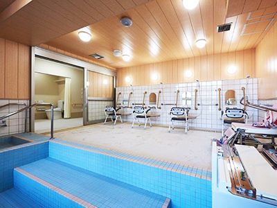 広い浴槽は階段が付いており、安全にお湯に浸かれるように配慮されている。４台あるシャワーすべてに、シャワーチェアが用意されている。