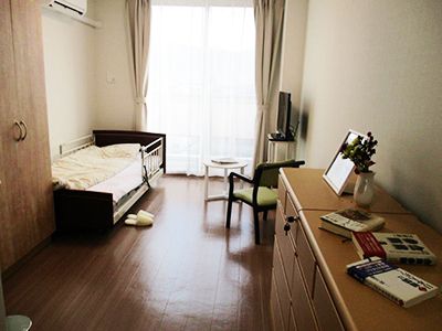 ほぼ壁一面の窓から日差しが差し込む、明るい空間になっている。窓は転落防止のため、ストッパーが付いている。
