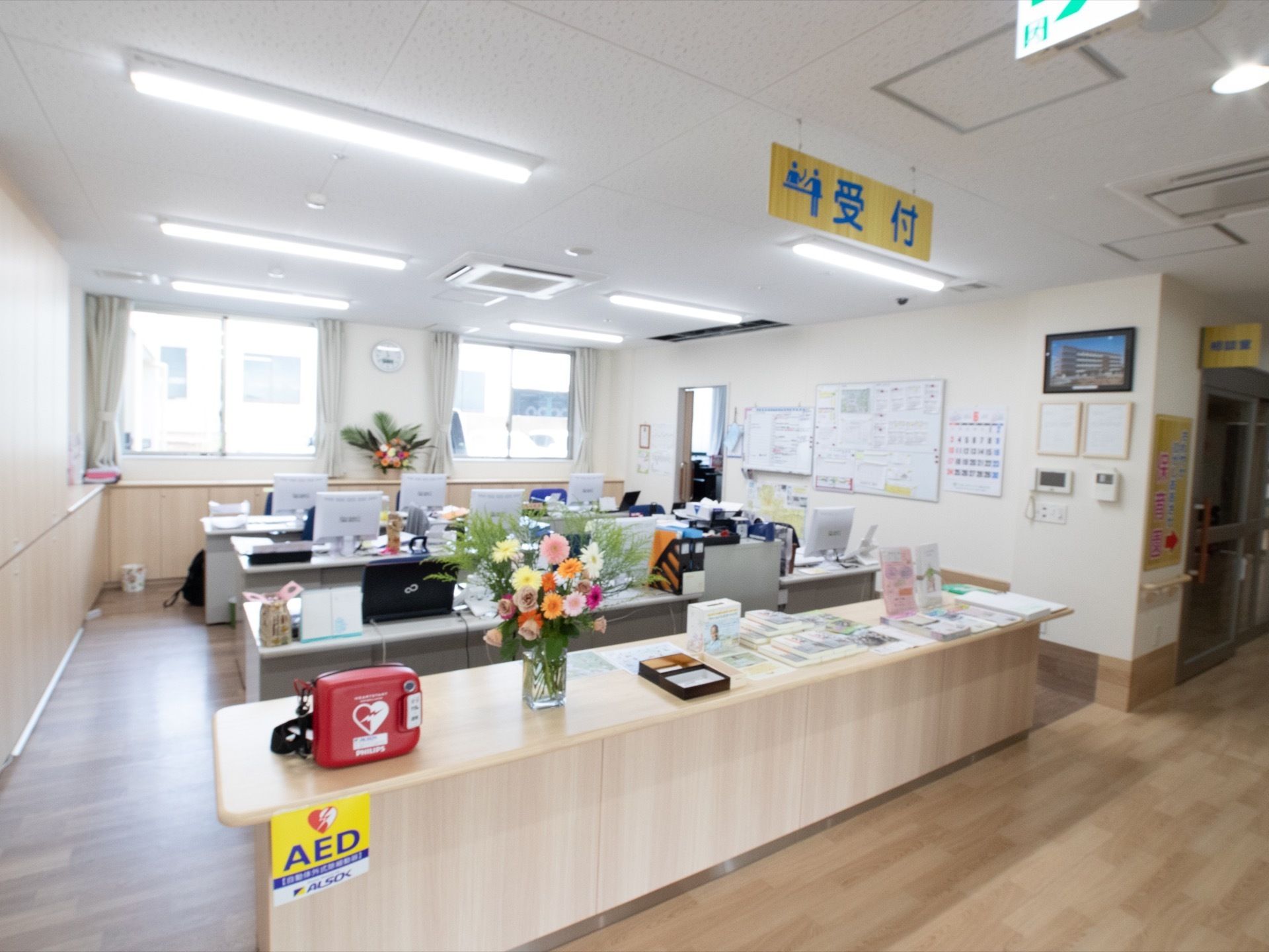 事務所は廊下との境目がなく、机の高さを低めに設定し、誰からも声をかけやすくしている。明るく、相談されやすい事務所を心がけている。