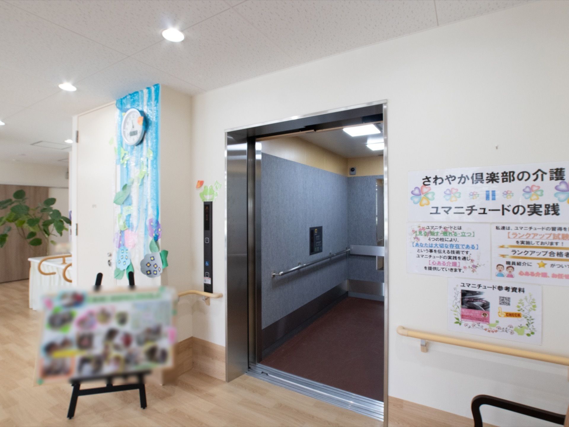 エレベーターは扉が大きく、出入りしやすくなっている。床はフラットで、車椅子をご利用の方にも安心してご使用いただける。