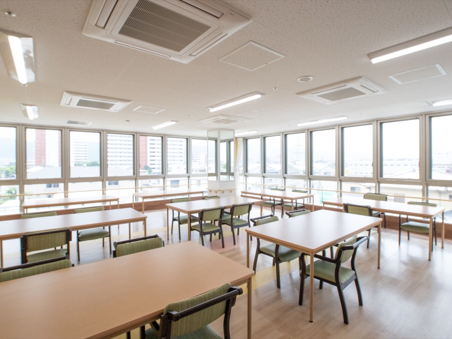 食堂は広く、多くの窓からは太陽の光が差し込み気持ちが良い。明るいスペースで食事をいただくことができる。