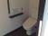 シンプルなトイレ。トイレットペーパーは２ロール分置けるようになっている。緊急時のための呼び出しボタンがついている。