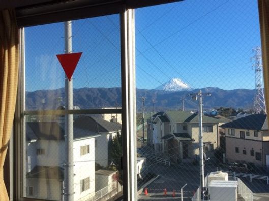 部屋から見える富士