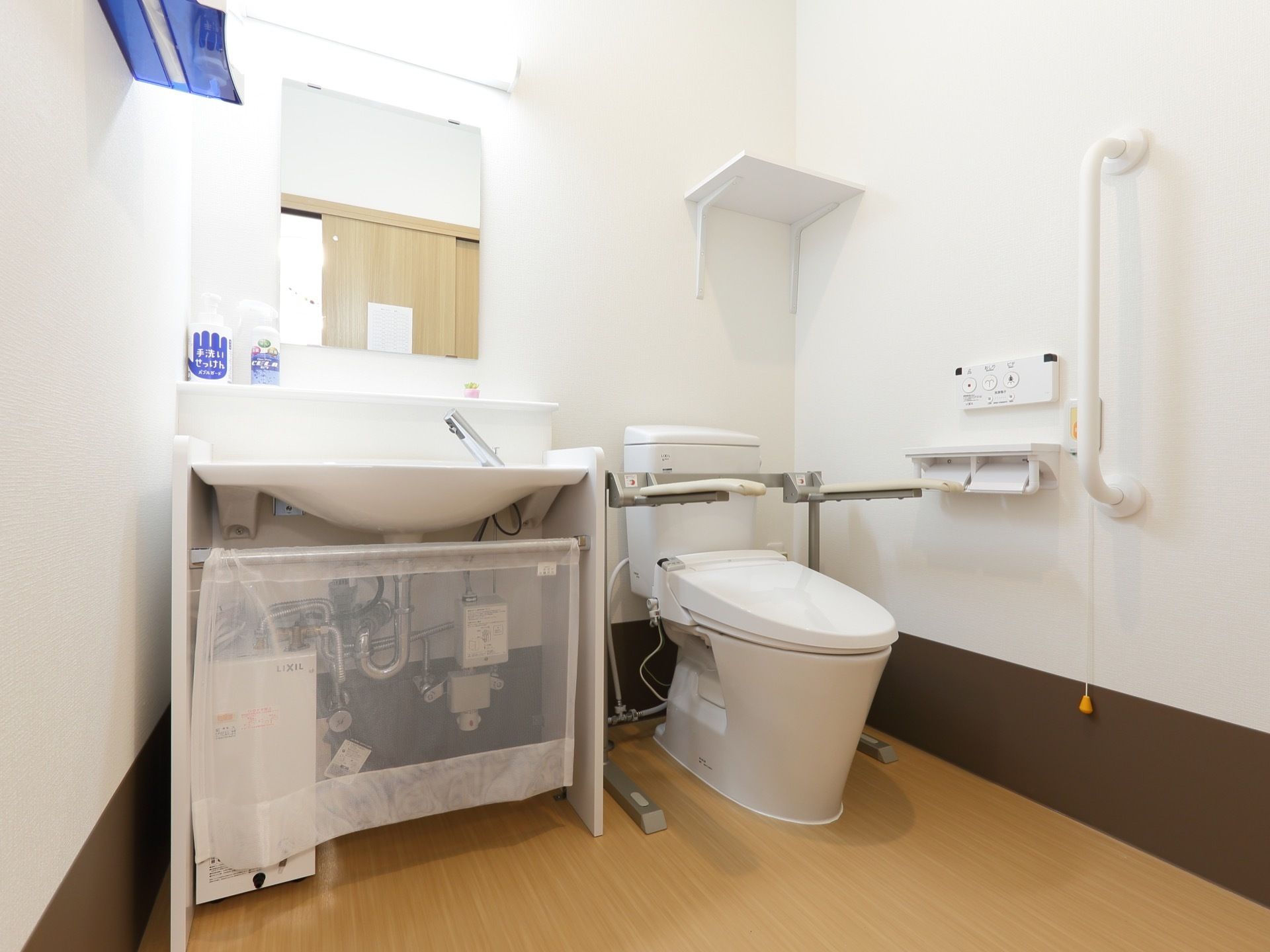 トイレは清潔に保たれており、便座の周りには手すりが設置されている。緊急時には職員を呼び出すことができるボタンも設置されているので安心である。
