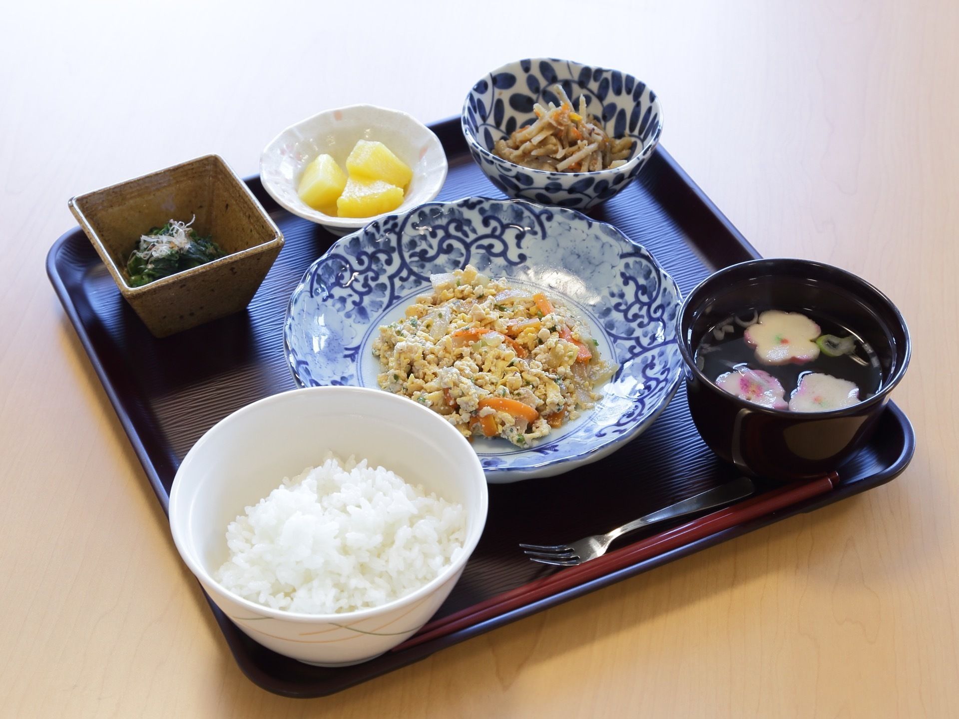 食事は黒い四角いお盆の上にのせて、一人ずつ配膳される。ご飯、お吸い物、数種類のおかず、果物などがあり、きれいに盛り付けされている。