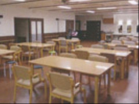 リビングはテーブル席が置かれ、開放的でリラックスして過ごすことができる。入居者様同士で交流を深めていける。