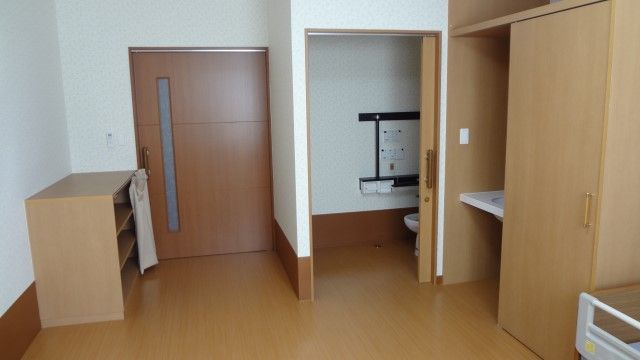 バリアフリー設計で、車椅子でも快適に過ごせる。居室にはトイレや収納がある。居室やトイレの扉は引き戸式となっている。