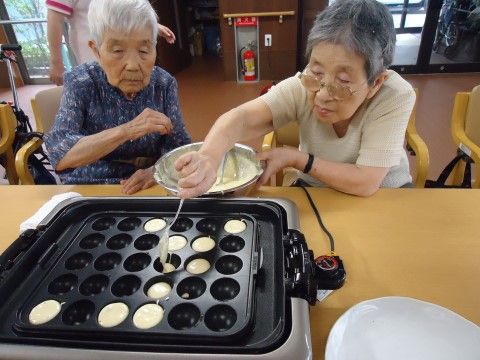 入居者様がたこ焼きを作っている。レクリエーションとしてお菓子を手作りして楽しんでいただくこともある。