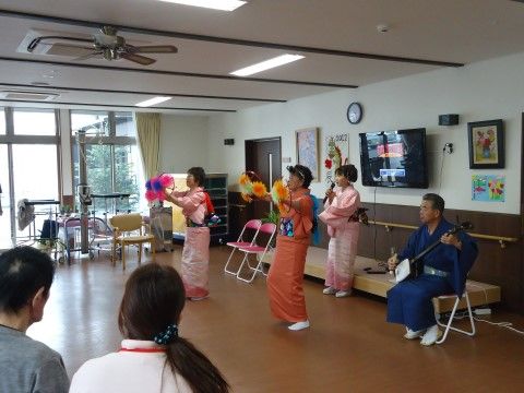 施設にボランティアのメンバーが来て、余興のイベントを開催しており、入居者様に楽しんでいただいている。