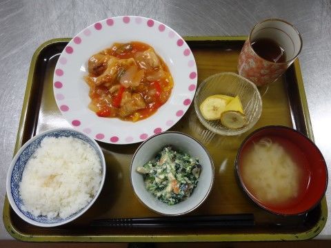 トレーに食事が用意されている。ごはん、おかずに加えて果物もある。施設では、ひとりひとりの状態を見て、最適なサポートを行なっている。