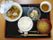 当施設の食事はご飯、汁物、メインのおかず、副菜で構成されている。この日は和食の献立で、バランスの取れた食事を用意している。