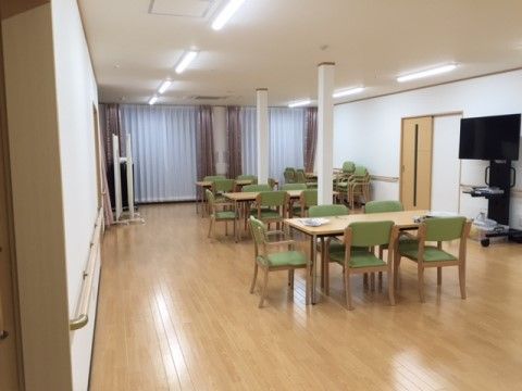 揃いのテーブルセットが三つ設置されているダイニング