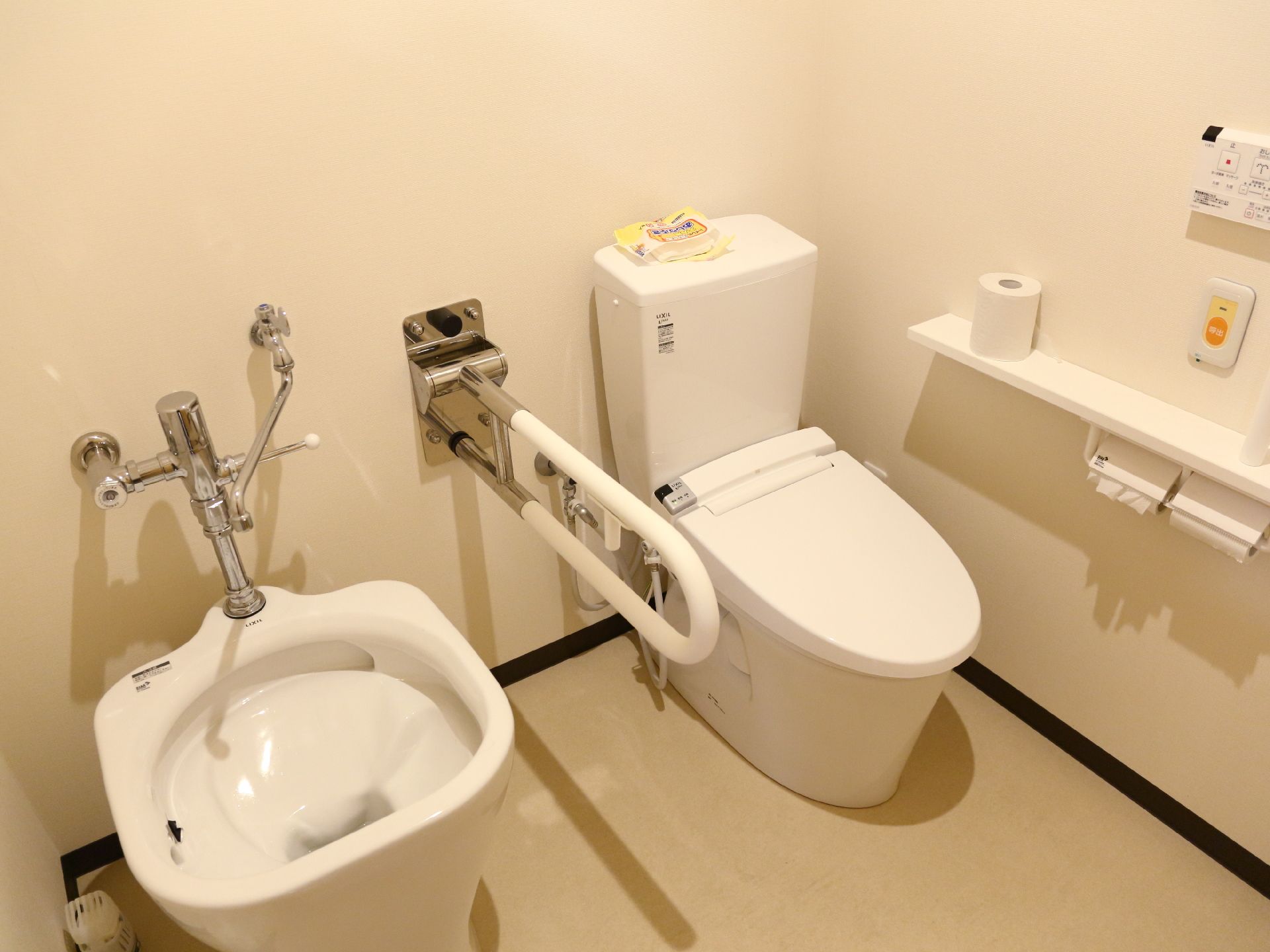 手すりが設けてある洋式トイレがある。温水洗浄機能付き便座になっており、ナースコール、物置棚も付いている。