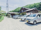 緑豊かな施設の外観
