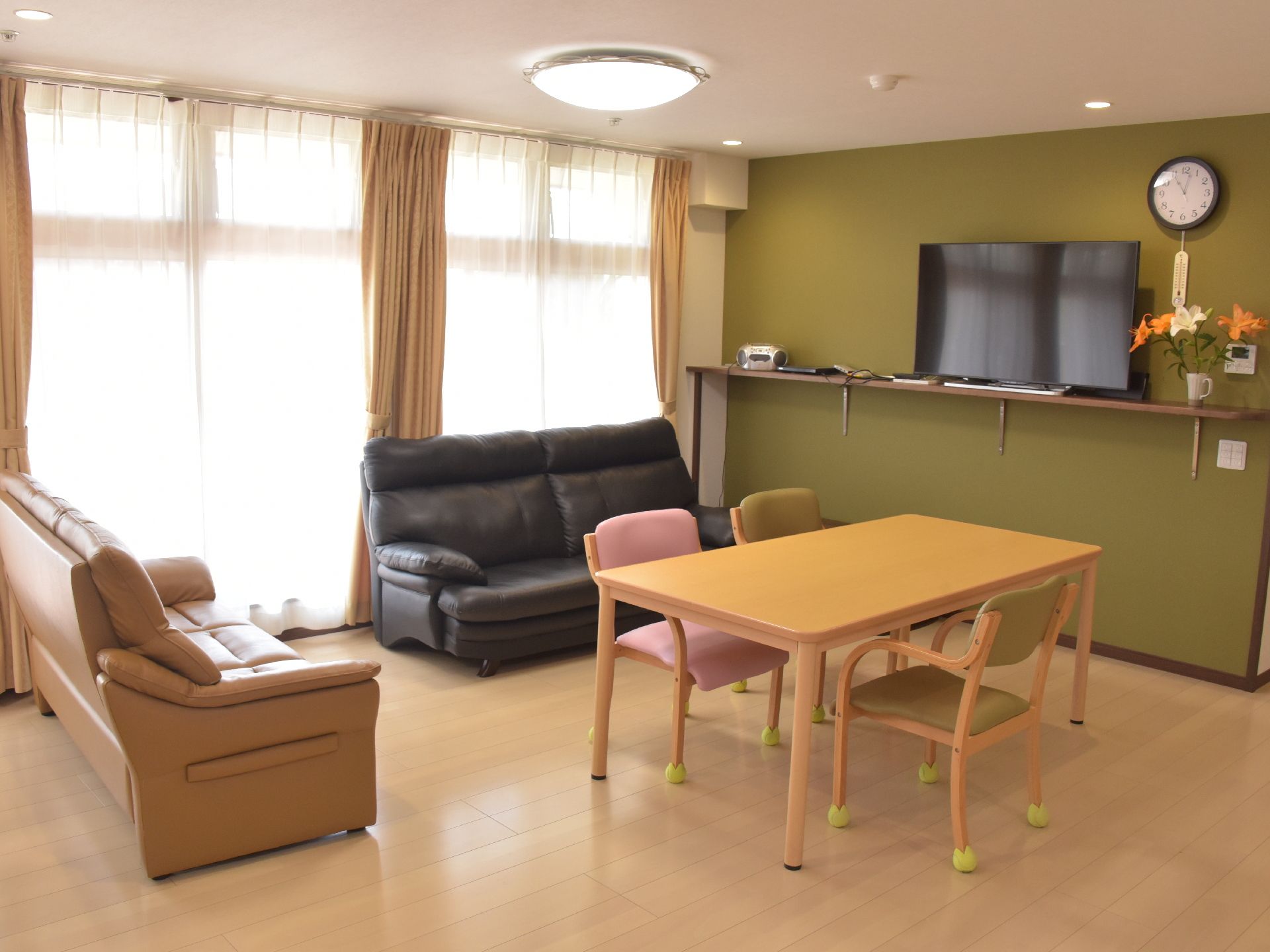広いロビーのワンコーナーにソファーとテーブルがゆったりと置かれている。壁際にテレビと花を飾った雰囲気は自宅のリビングを再現している。