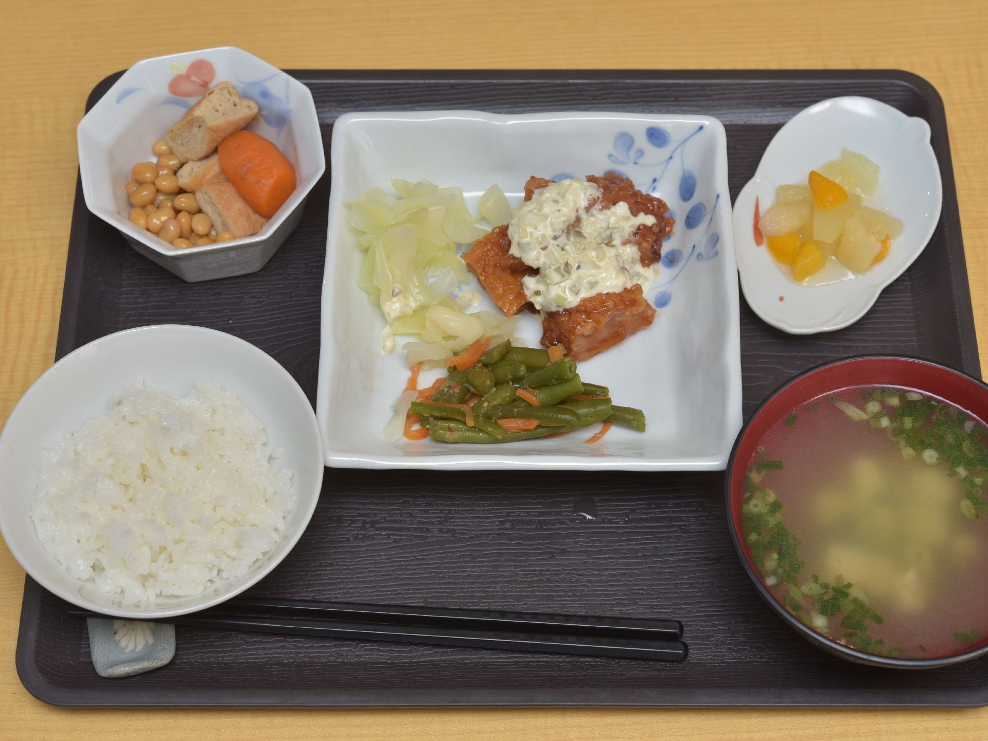 食事のメニューもさることながら食器にこだわりをみせている。決してプラスチックは使わない。自宅の雰囲気を味わえるように陶器を使っている。