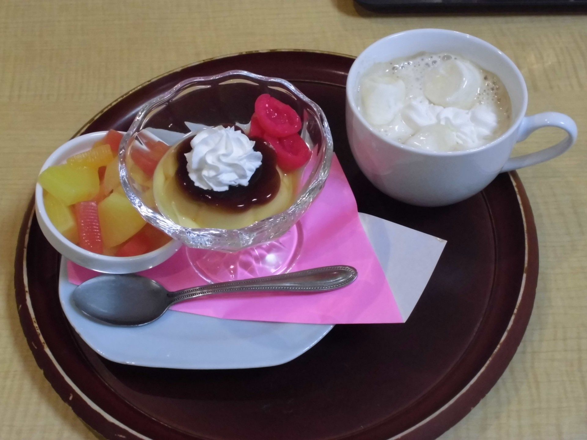おやつのプリンとフルーツ
