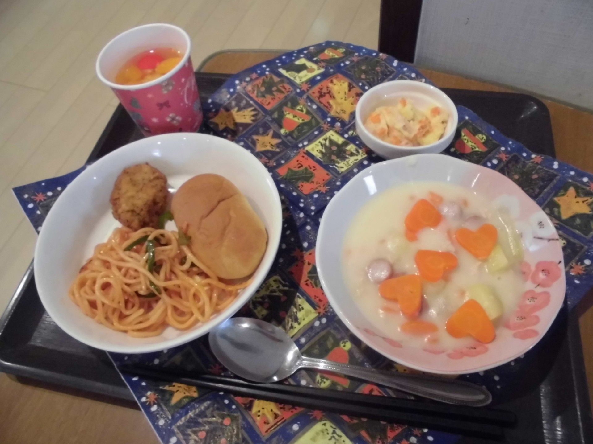 彩り豊かな食事の様子