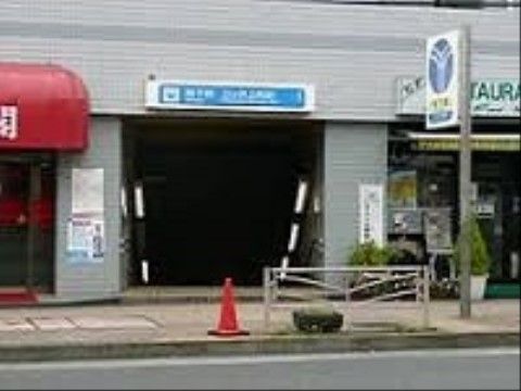 最寄り駅の周辺には、商店が多くあり、日用品、雑貨、食品などの買い物をご自身で選びながら買うことができ、便利である。