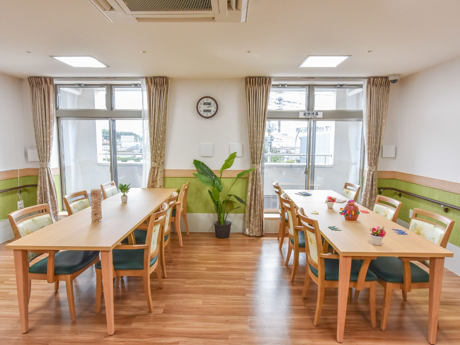 6人掛けのテーブルは清潔感があり、非常に気持ちよく食事が出来る環境が整えられている。観葉植物も置かれているので、目を和ませることもできる。