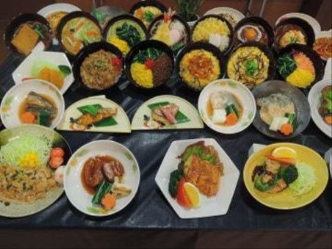 麺類、どんぶり、おかずなど、お皿にのった様々なジャンルの料理