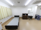 清潔で広々とした介護施設の部屋