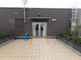 都市の背景を持つ施設の屋上