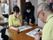 スタッフが、施設内に貼る施設のモットーを紙に書いている場面。入居者様お一人おひとりの心に添えるようなサポートを目指している。