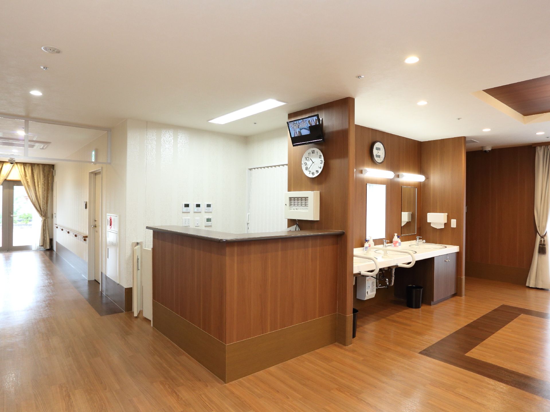 スタッフが常駐しているコーナーには、居住者様を見守る設備が整えられている。そこには監視カメラがあり各部屋と繋がるボタンが壁に設置されている。