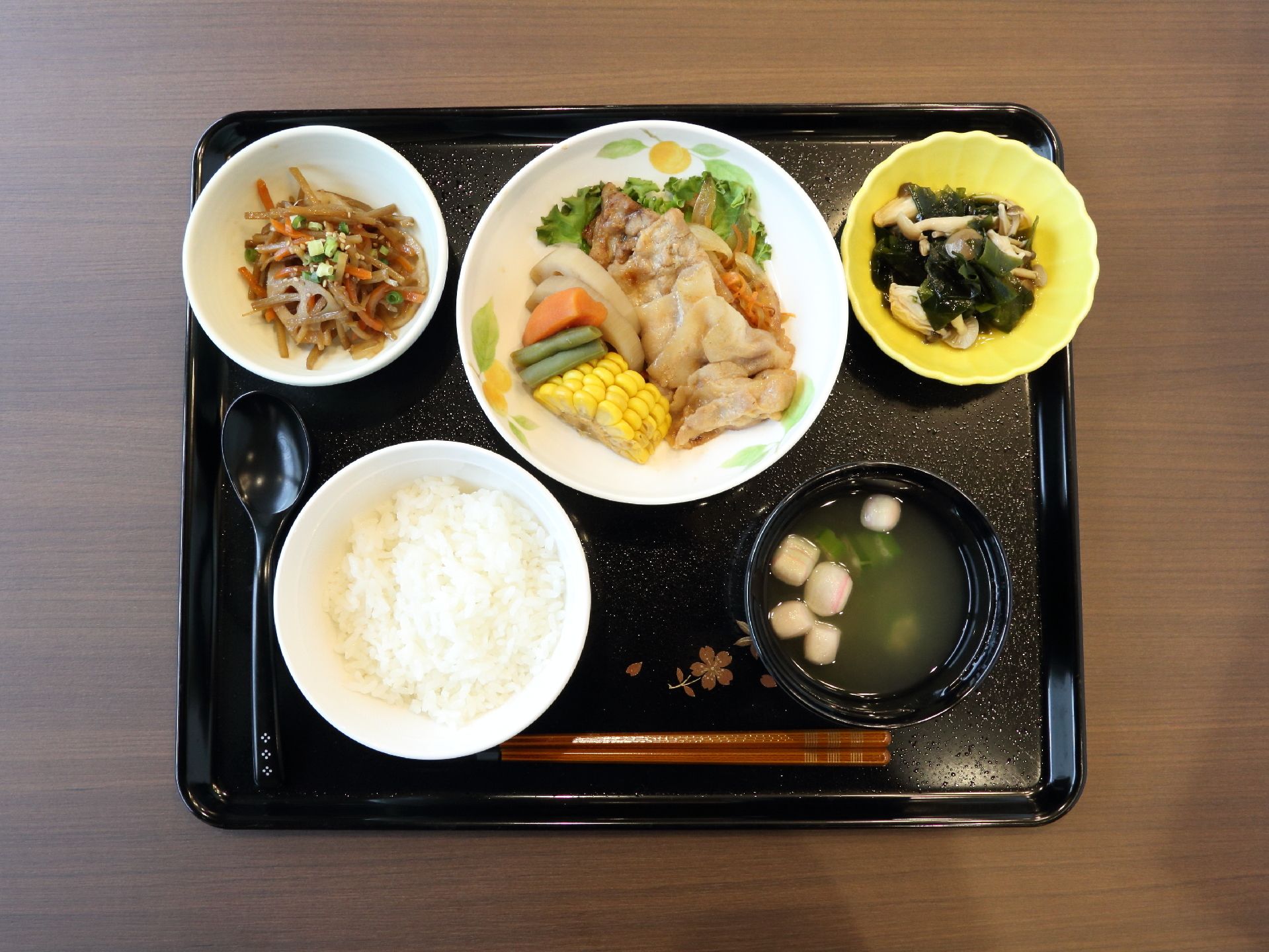 日々の食事は、居住者様が自宅で食べ慣れた味と食材を使い、料理スタッフ手作りの家庭的な食事を提供している。