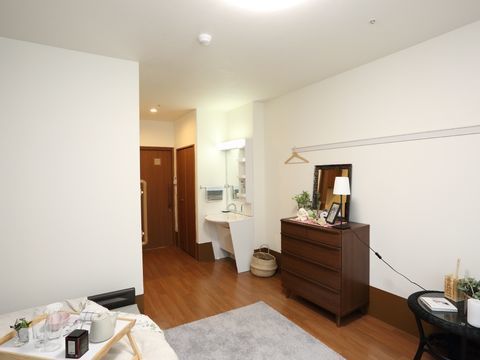室内はホテルの部屋のような作りになっており、女性が好むような飾り物多く置かれている。気持ちを明るくして過ごすことができる。