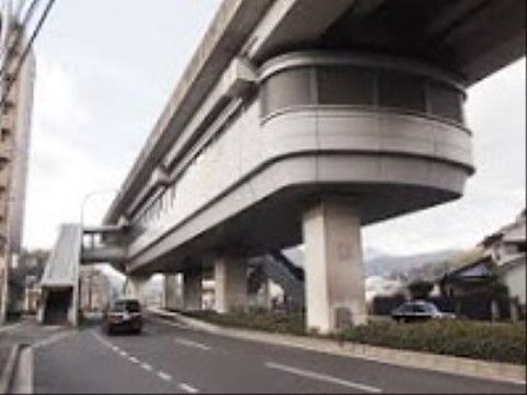高架の下に駅がある。施設まで徒歩圏内で便利。駅までの通路に屋根を完備しており、雨の日に濡れる心配がない。