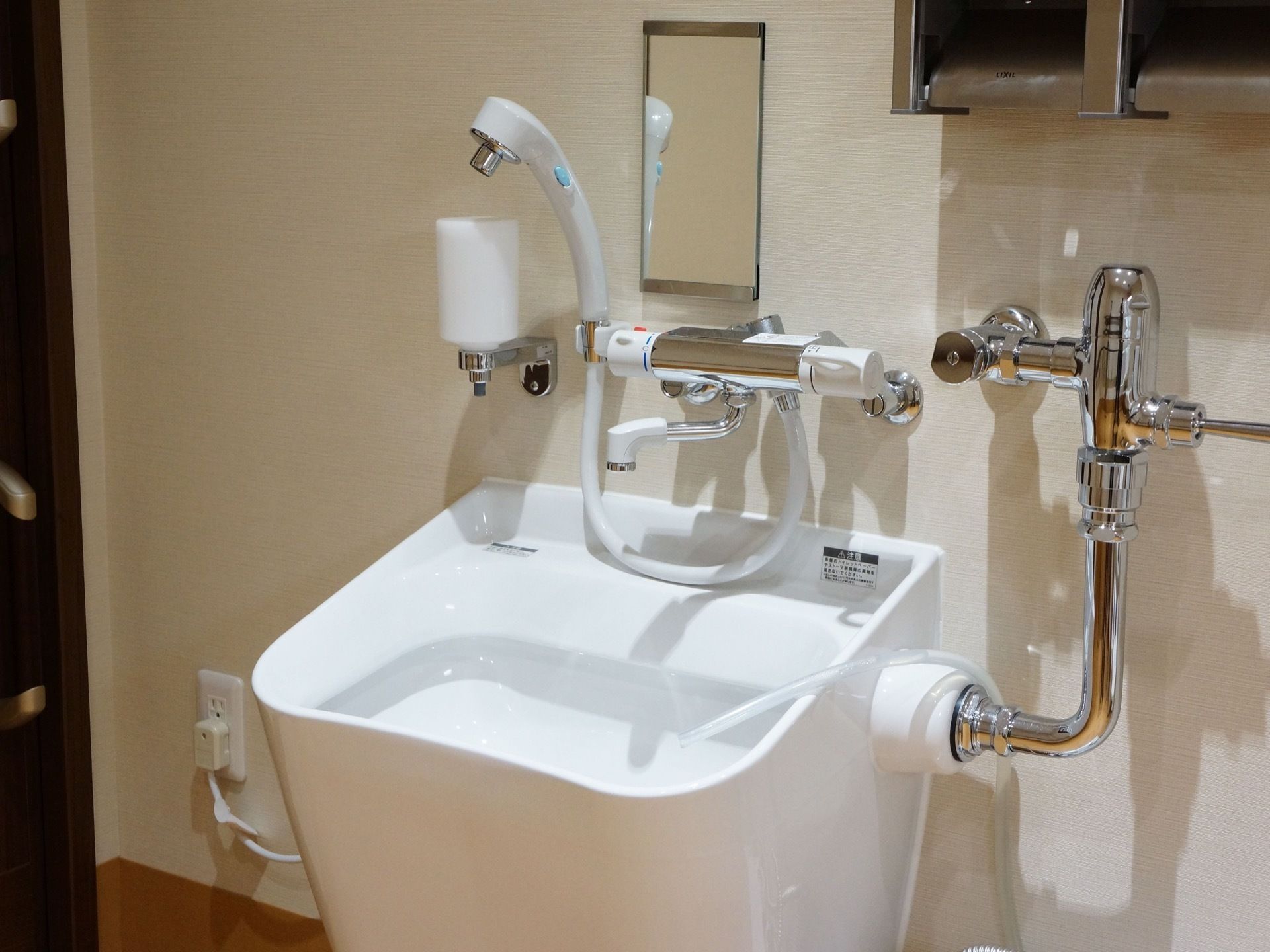 トイレは清潔感のあるスペースになっている。オストメイト対応で、洗浄に必要なさまざまな設備を備えている。