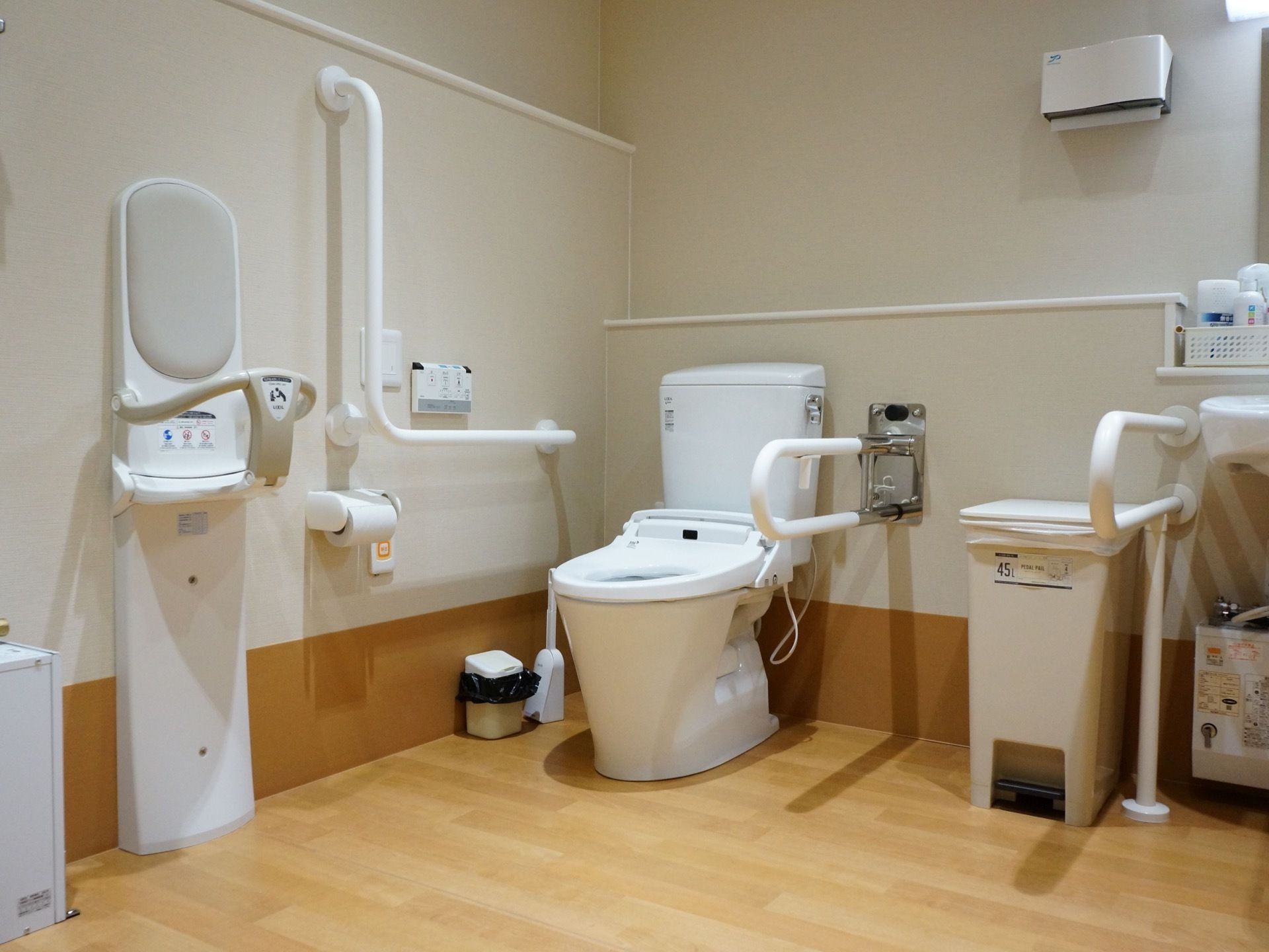 トイレのほか、ベビーチェアやペーパータオル、ゴミ箱が置かれている。トイレットペーパーホルダーのそばにナースコールがある。