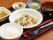 食事は、トレーに載せて入居者様に提供している。箸のほかにフォークも添えられており、食べやすくなっている。