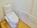 広々とした広さのあるトイレ内には手すりも設置し、入居者様が不便なく車椅子でご利用いただけるよう工夫されている。